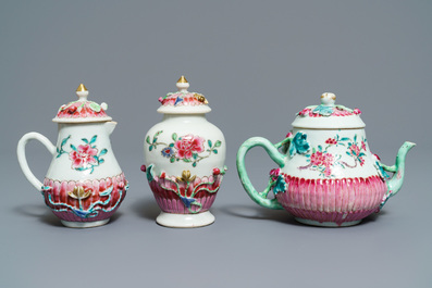 Une th&eacute;i&egrave;re, verseuse et bo&icirc;te &agrave; th&eacute; sur supports en porcelaine de Chine famille rose, Yongzheng