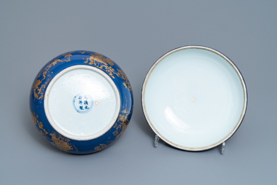Een Chinese poederblauwe ronde dekselschaal met verguld decor, Guangxu merk en periode