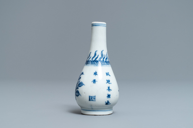 Un petit vase en porcelaine de Chine bleu et blanc, &eacute;poque Transition