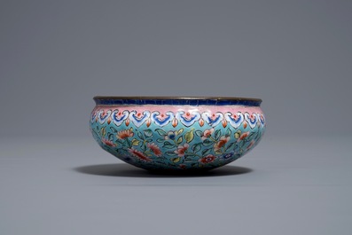 A Chinese Canton enamel brush washer on lotus-shaped stand, 18/19th C.