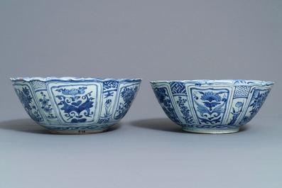 Une paire de grands bols en porcelaine de Chine bleu et blanc de type kraak, Wanli