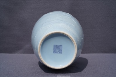 Un vase en porcelaine de Chine monochrome bleu de lavande &agrave; d&eacute;cor sous gla&ccedil;ure, marque de Yongzheng, 19/20&egrave;me