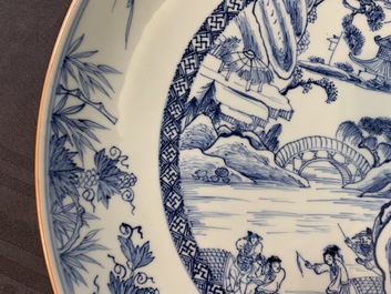 Un plat en porcelaine de Chine bleu et blanc &agrave; d&eacute;cor d'un paysage fluvial, Yongzheng/Qianlong