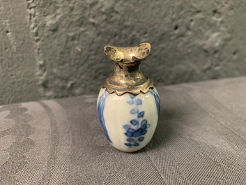 Dix vases miniatures en porcelaine de Chine bleu et blanc aux montures en argent, Kangxi