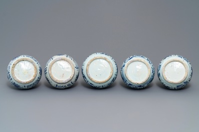 Cinq vases de forme bouteille en porcelaine de Chine bleu et blanc, Wanli