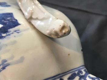 Een Chinese blauw-witte vaas met chilong-handgrepen, Kangxi