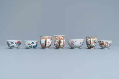 Une collection de tasses et soucoupes en porcelaine de Chine famille rose, Yongzheng/Qianlong