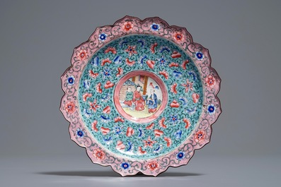 A Chinese Canton enamel brush washer on lotus-shaped stand, 18/19th C.