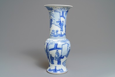 Een Chinese blauw-witte yenyen vaas met fijn figuratief decor, Kangxi