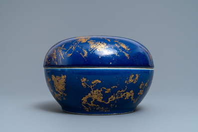 Une bo&icirc;te couverte en porcelaine de Chine &agrave; d&eacute;cor dor&eacute; sur fond bleu poudr&eacute;, marque et &eacute;poque de Guangxu