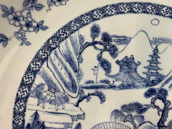 Un plat en porcelaine de Chine bleu et blanc &agrave; d&eacute;cor d'un paysage fluvial, Yongzheng/Qianlong