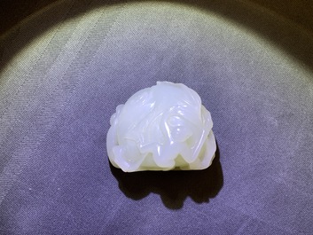 Een Chinese celadon jade groep van een perzik met twee apen, 19e eeuw