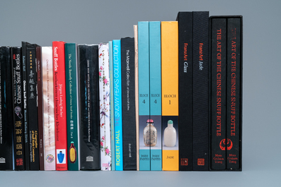 Een collectie van 42 boeken en catalogi over Chinese snuifflessen