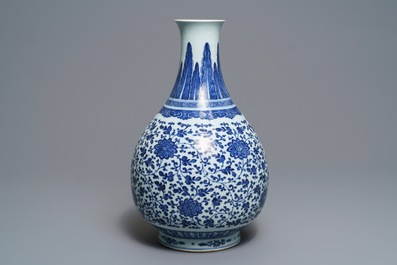 Un vase de forme bouteille en porcelaine de Chine bleu et blanc &agrave; d&eacute;cor floral, Qianlong