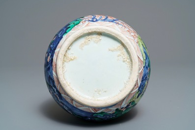 Un vase de forme bouteille en porcelaine de Chine wucai, &eacute;poque Transition