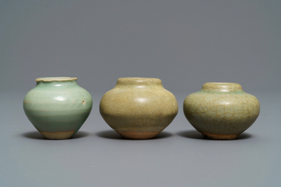 Une collection de 11 pi&egrave;ces en gr&egrave;s porcelaineux, Chine et Asie du Sud-Est, Song et apr&egrave;s