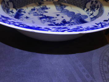 Un plat profond en porcelaine de Chine bleu et blanc &agrave; d&eacute;cor de figures dans un jardin, Yongzheng