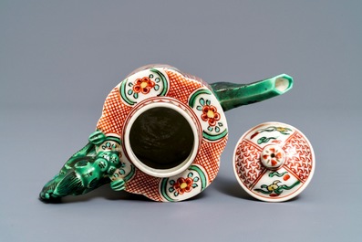 Une verseuse &agrave; vin en porcelaine de Chine wucai et deux assiettes dites 'de Swatow', Ming et apr&egrave;s