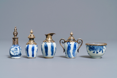 Tien Chinese blauw-witte miniatuur vaasjes met zilveren montuur, Kangxi
