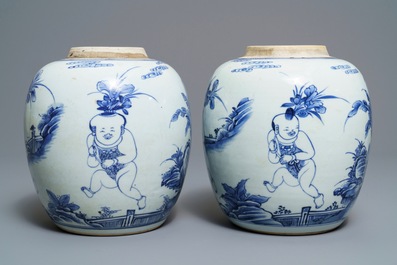 Une paire de jarres en porcelaine de Chine bleu et blanc &agrave; d&eacute;cor de gar&ccedil;ons, Kangxi
