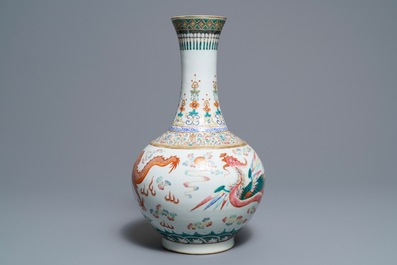 Een Chinese flesvormige famille rose vaas met draak en feniks, Guangxu merk en periode