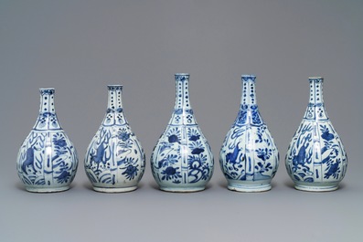 Vijf Chinese blauw-witte flesvormige vazen, Wanli