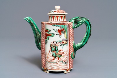 A Chinese wucai wine ewer and two Swatow plates, Ming and later