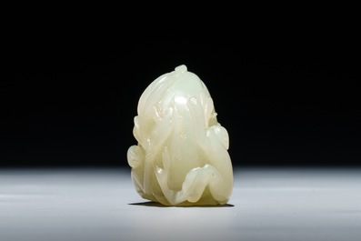 Een Chinese celadon jade groep van een perzik met twee apen, 19e eeuw