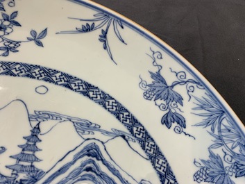 Un plat en porcelaine de Chine bleu et blanc &agrave; d&eacute;cor d'un paysage fluvial, Yongzheng/Qianlong