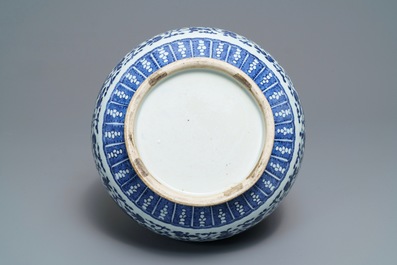 Een Chinese blauw-witte flesvormige vaas met pioenslingers, Qianlong