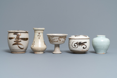 Een collectie van 12 Chinese Cizhou en qingbai stukken, Song, Yuan en later