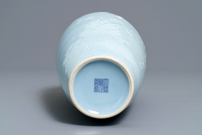 Un vase en porcelaine de Chine monochrome bleu de lavande &agrave; d&eacute;cor sous gla&ccedil;ure, marque de Yongzheng, 19/20&egrave;me