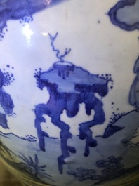 Un grand vase en porcelaine de Chine bleu et blanc &agrave; d&eacute;cor d'immortels, Wanli