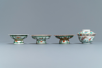 Een collectie Chinees famille rose porselein en een Yixing steengoed theepot, 18/19e eeuw