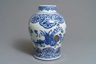 Een Chinese blauw-witte en vergulde vaas met floraal decor, Kangxi