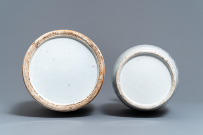 Twee Chinese qianjiang cai vazen met hofdames en spelende kinderen, 19/20e eeuw