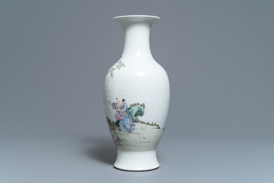 Un vase en porcelaine de Chine famille rose &agrave; d&eacute;cor de gar&ccedil;ons jouants, marque de Hongxian, R&eacute;publique