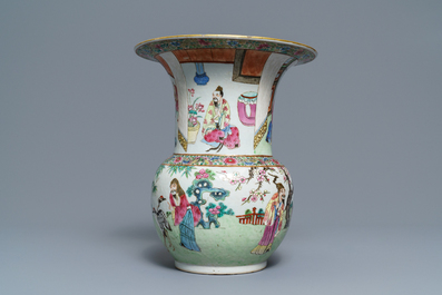 Un grand crachoir de type 'zhadou' en porcelaine de Chine famille rose, 19&egrave;me