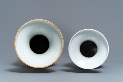 Twee Chinese qianjiang cai vazen met hofdames en spelende kinderen, 19/20e eeuw