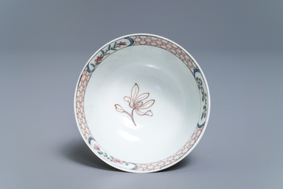 Une tasse et soucoupe en porcelaine de Chine famille rose coquille d'oeuf, Yongzheng