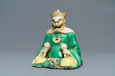 Een Chinese verte biscuit figuur van Yanluo, Kangxi