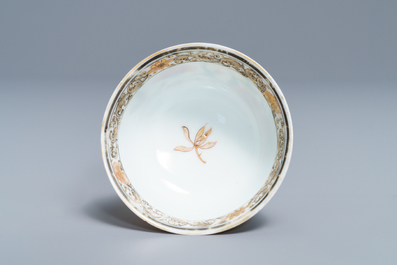 Une tasse et soucoupe en porcelaine de Chine famille rose &agrave; d&eacute;cor d'insectes, Yongzheng