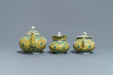 Een Chinees famille verte theeservies met gele fondkleur, 19e eeuw