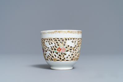 Une tasse et soucoupe en porcelaine de Chine famille rose ajour&eacute;e, Qianlong