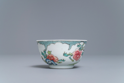 Une tasse et soucoupe en porcelaine de Chine famille rose coquille d'oeuf, Yongzheng