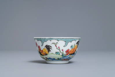 Une tasse et soucoupe en porcelaine de Chine famille rose coquille d'oeuf, Yongzheng