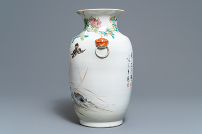 Un vase en porcelaine de Chine qianjiang cai &agrave; d&eacute;cor de canards mandarins, 19/20&egrave;me