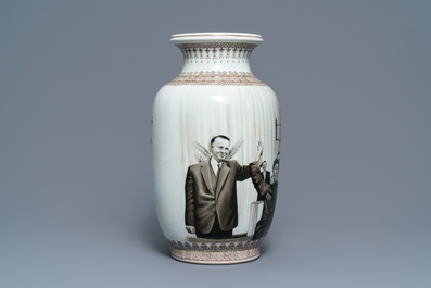 Un vase en porcelaine de Chine &agrave; d&eacute;cor du communisme en Albanie lors de la R&eacute;volution Culturelle, 20&egrave;me