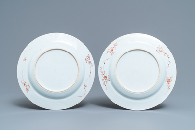 Une paire d'assiettes en porcelaine de Chine famille rose &agrave; d&eacute;cor 'Pompadour', Qianlong