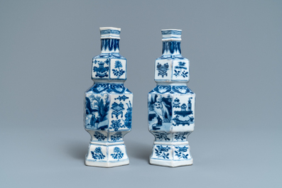 Een paar hexagonale Chinese blauw-witte vazen, Kangxi